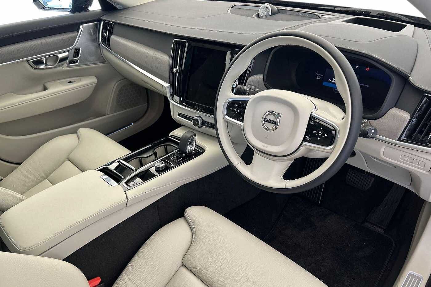 Volvo V90 Ultra, T8 AWD Plug-in hybrid, Electric/Petrol, Dark