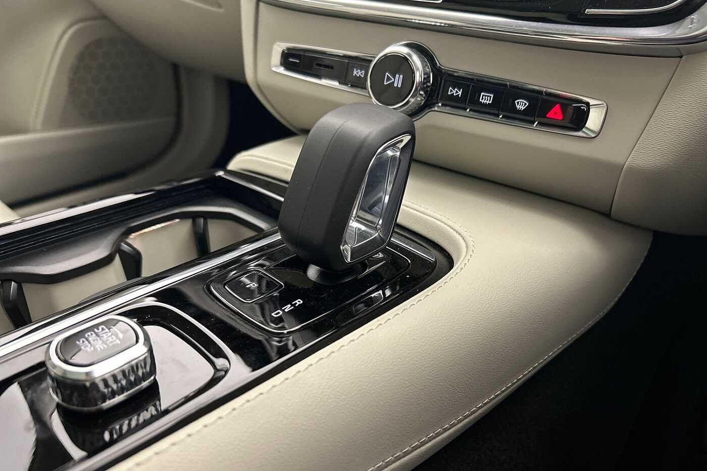 Volvo V90 Ultra, T8 AWD Plug-in hybrid, Electric/Petrol, Dark