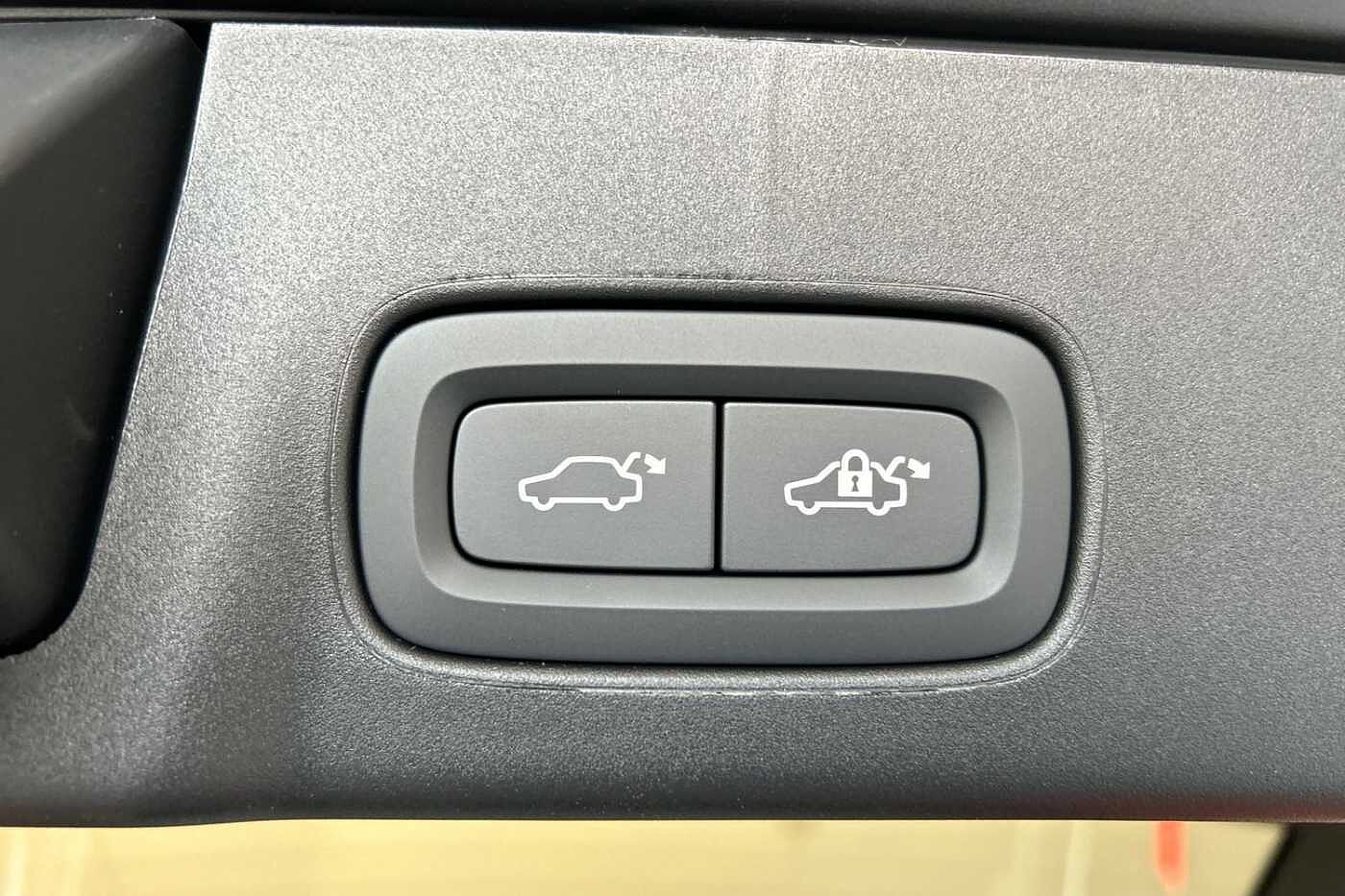 Volvo V90 Ultra, T8 AWD Plug-in hybrid, Electric/Petrol, Dark