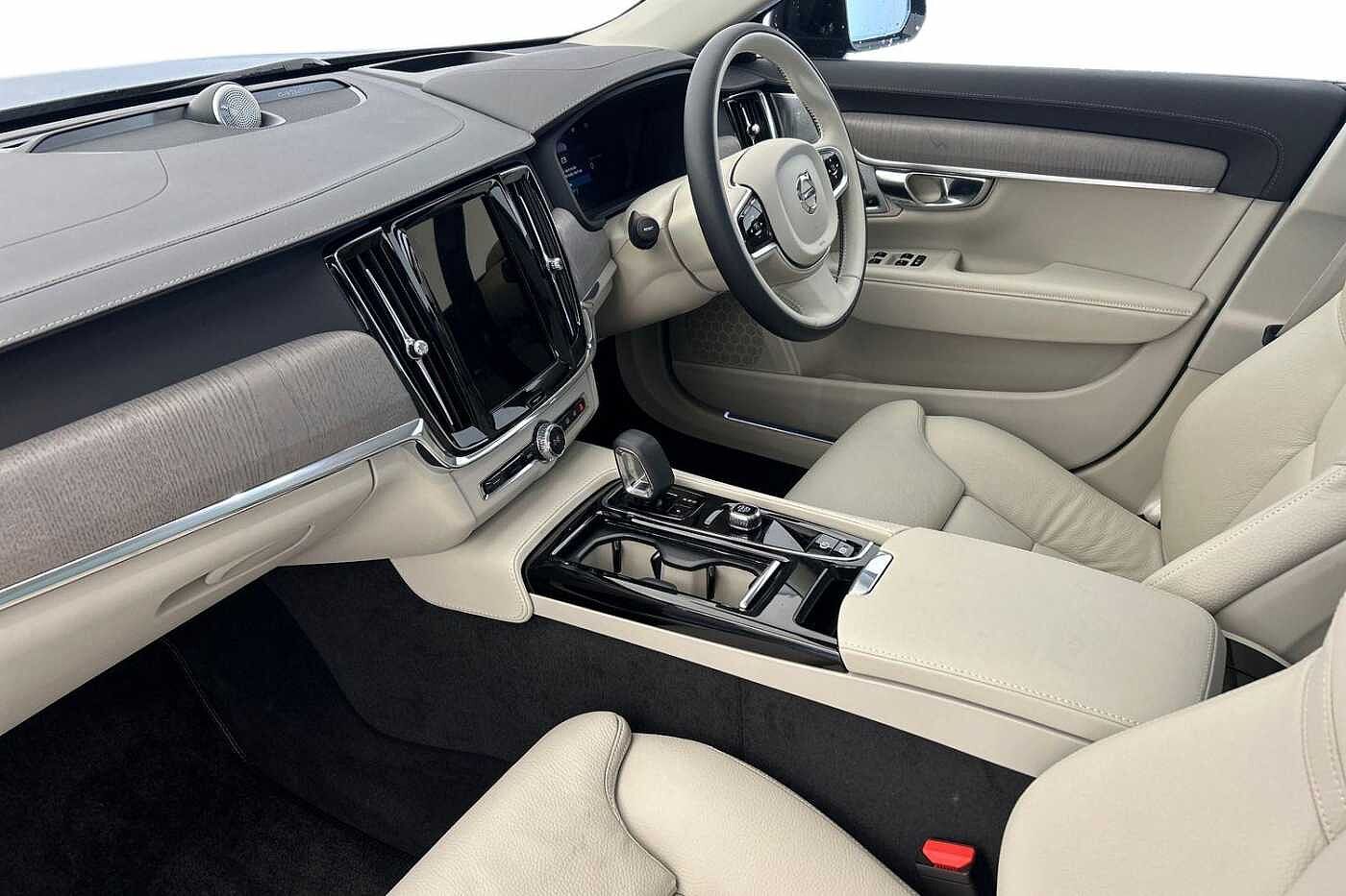 Volvo V90 Ultra, T8 AWD Plug-in hybrid, Electric/Petrol, Dark