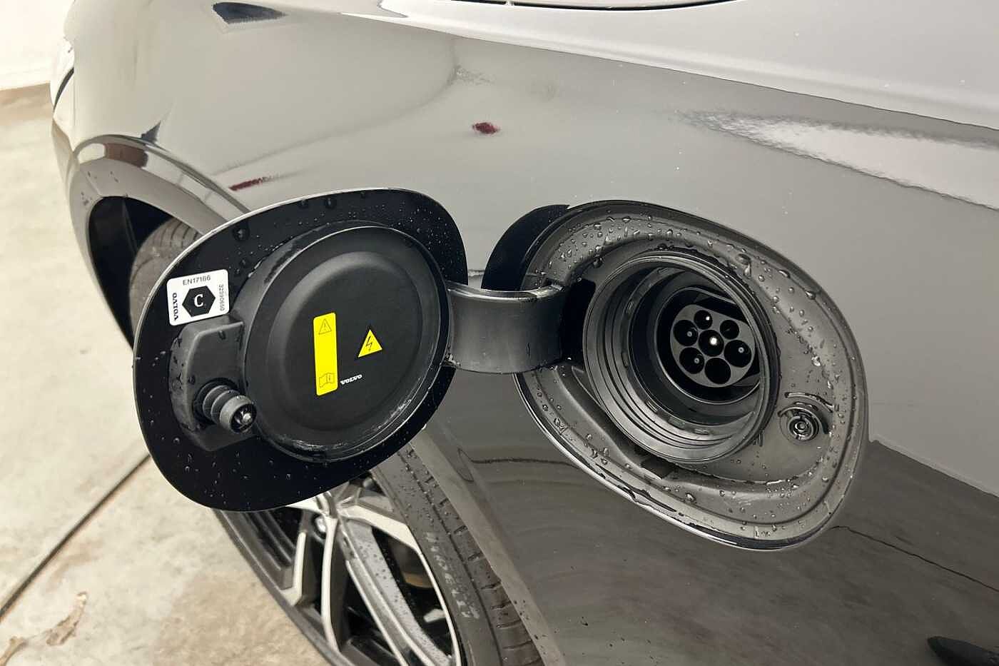 Volvo V90 Ultra, T8 AWD Plug-in hybrid, Electric/Petrol, Dark