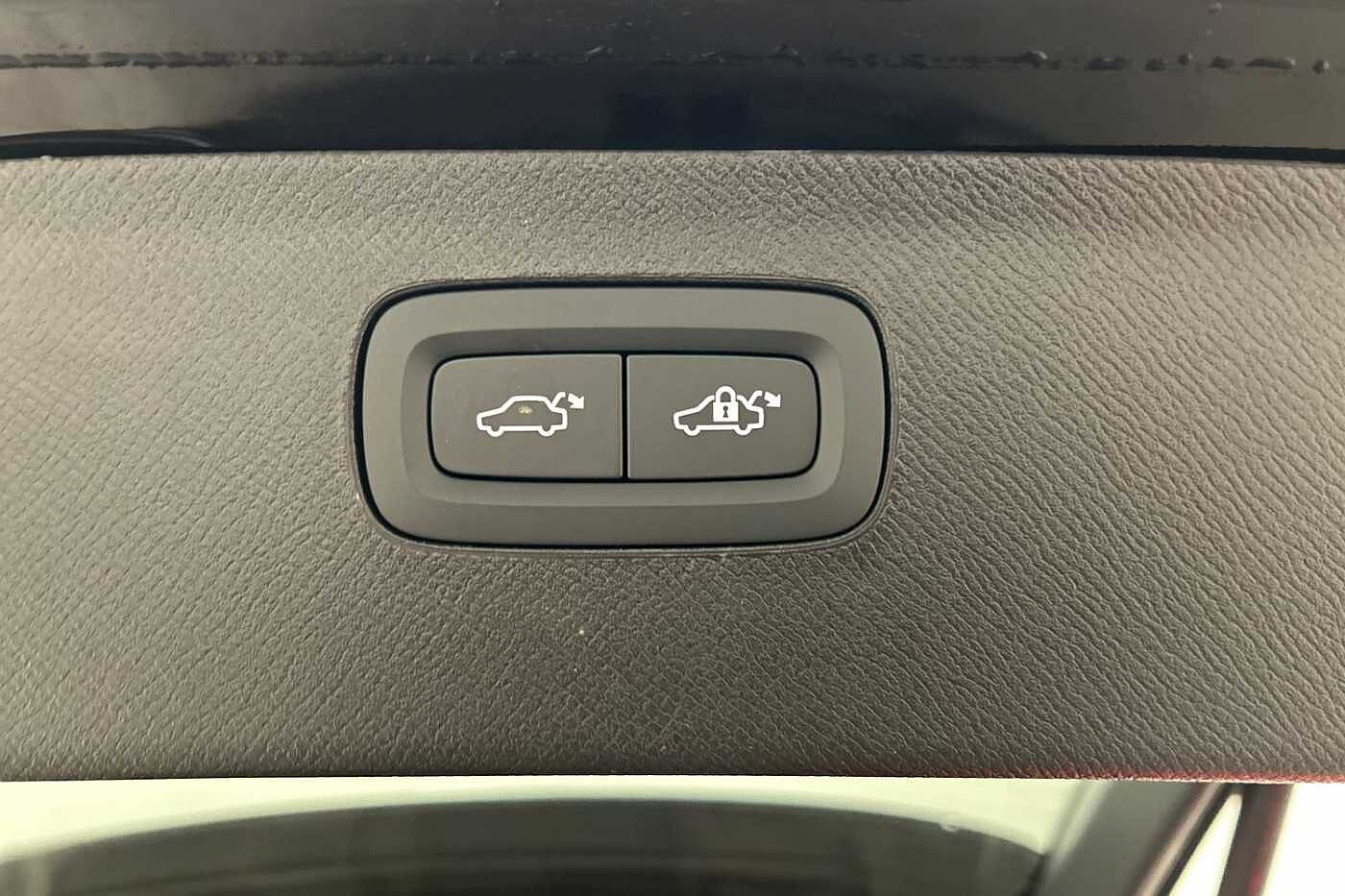 Volvo XC90 Ultra, T8 AWD Plug-in hybrid, Electric/Petrol, Dark, 7 Seats