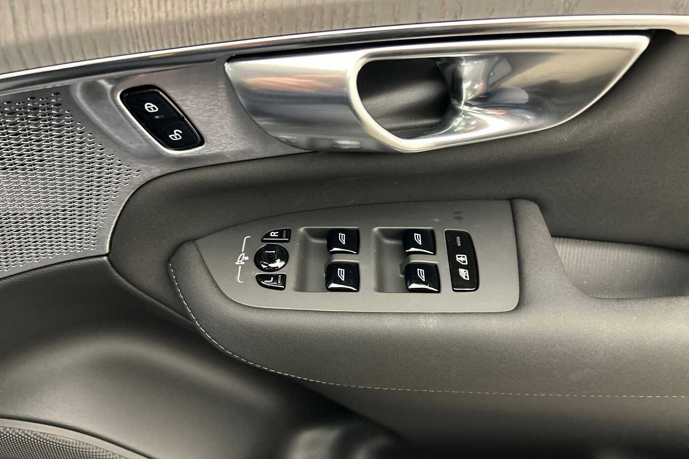 Volvo XC90 Ultra, T8 AWD Plug-in hybrid, Electric/Petrol, Dark, 7 Seats