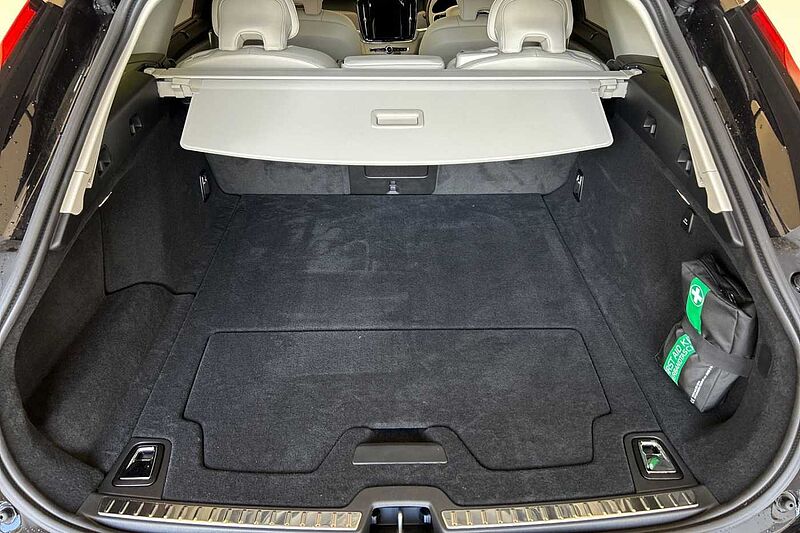 Volvo V90 Ultra, T8 AWD Plug-in hybrid, Electric/Petrol, Dark