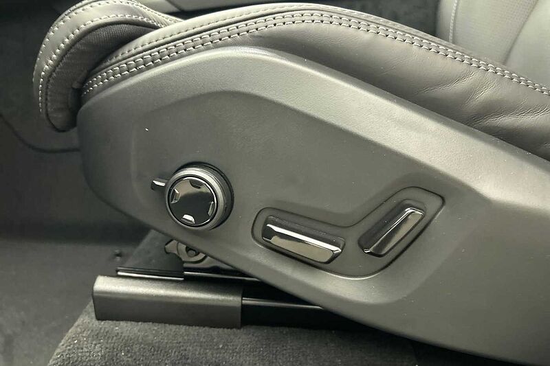 Volvo XC90 Ultra, T8 AWD Plug-in hybrid, Electric/Petrol, Dark, 7 Seats