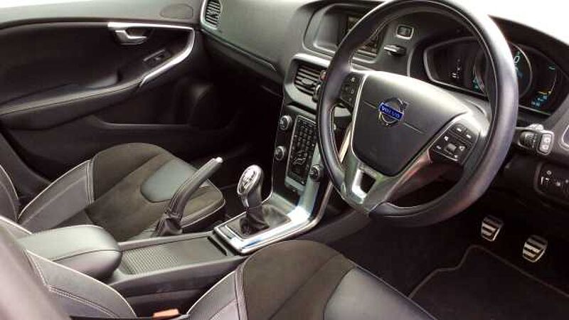 Volvo V40 D2 (115bhp) R Design + Rear Park Assist+ 1 Private Owner From New