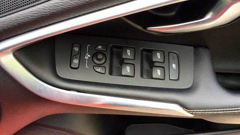 Volvo V40 D2 (115bhp) R Design + Rear Park Assist+ 1 Private Owner From New