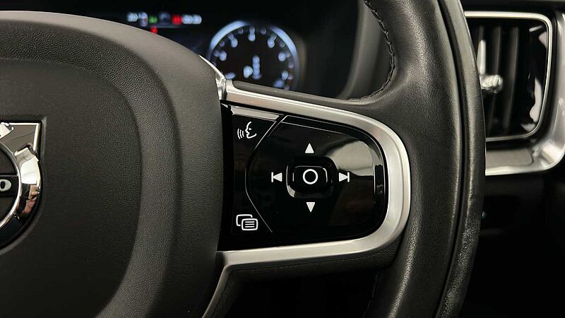 Volvo V60 Cross Country B5 AWD mild hybrid Panoramic Sunroof Adaptive Cruise 360 Camera 19' Alloys