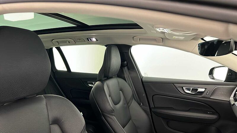 Volvo V60 Cross Country B5 AWD mild hybrid Panoramic Sunroof Adaptive Cruise 360 Camera 19' Alloys