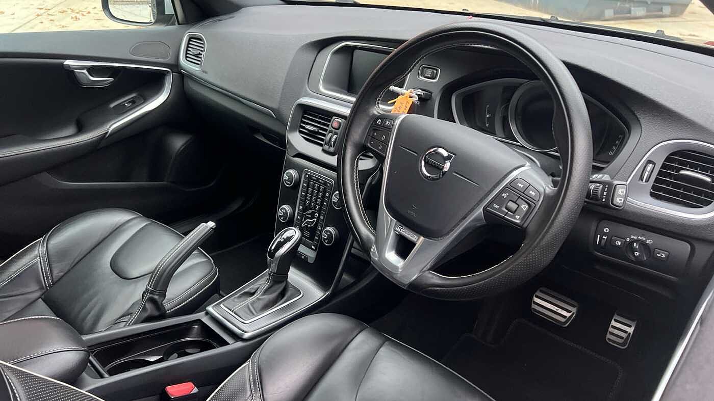 Volvo V40 T3 R-Design Pro Automatic (Winter Pack)