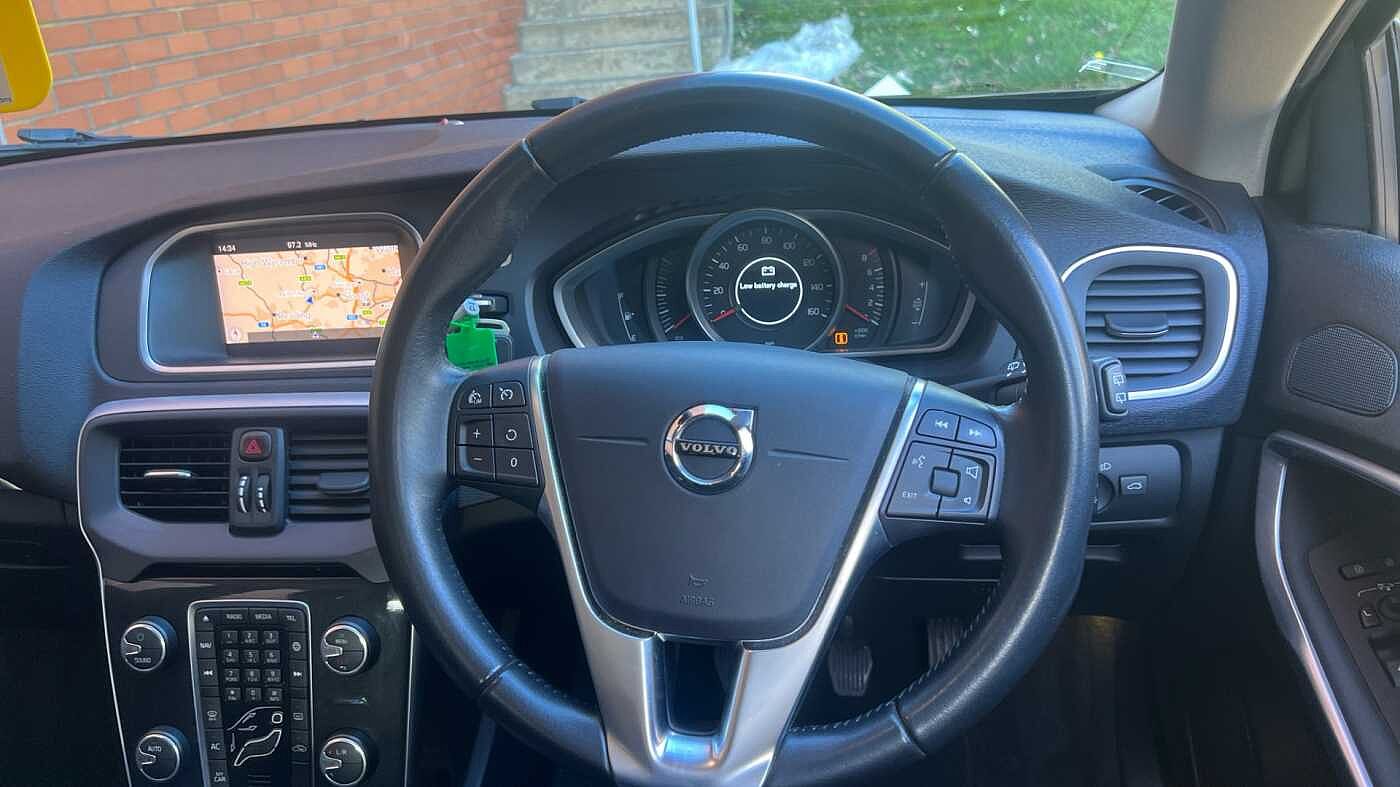 Volvo V40 T2 Momentum Manual