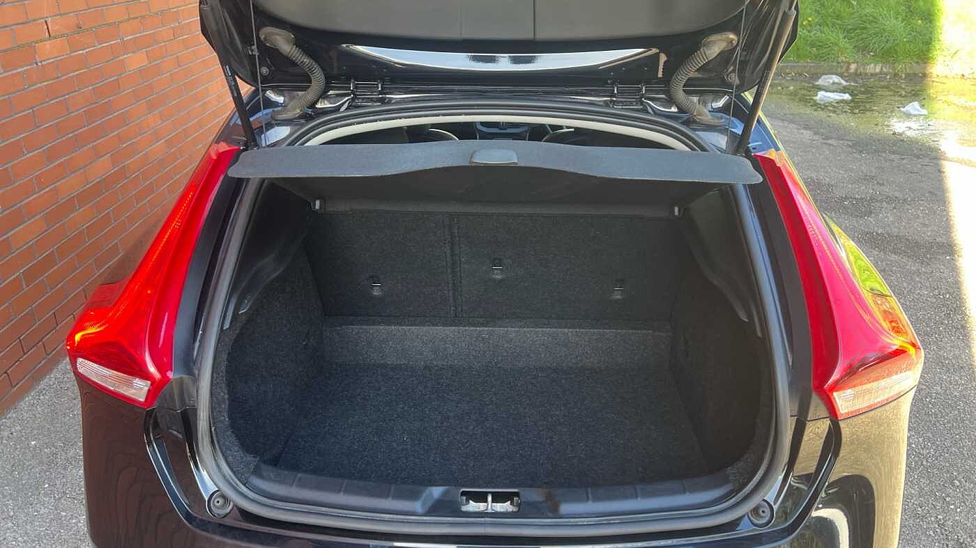 Volvo V40 T2 Momentum Manual