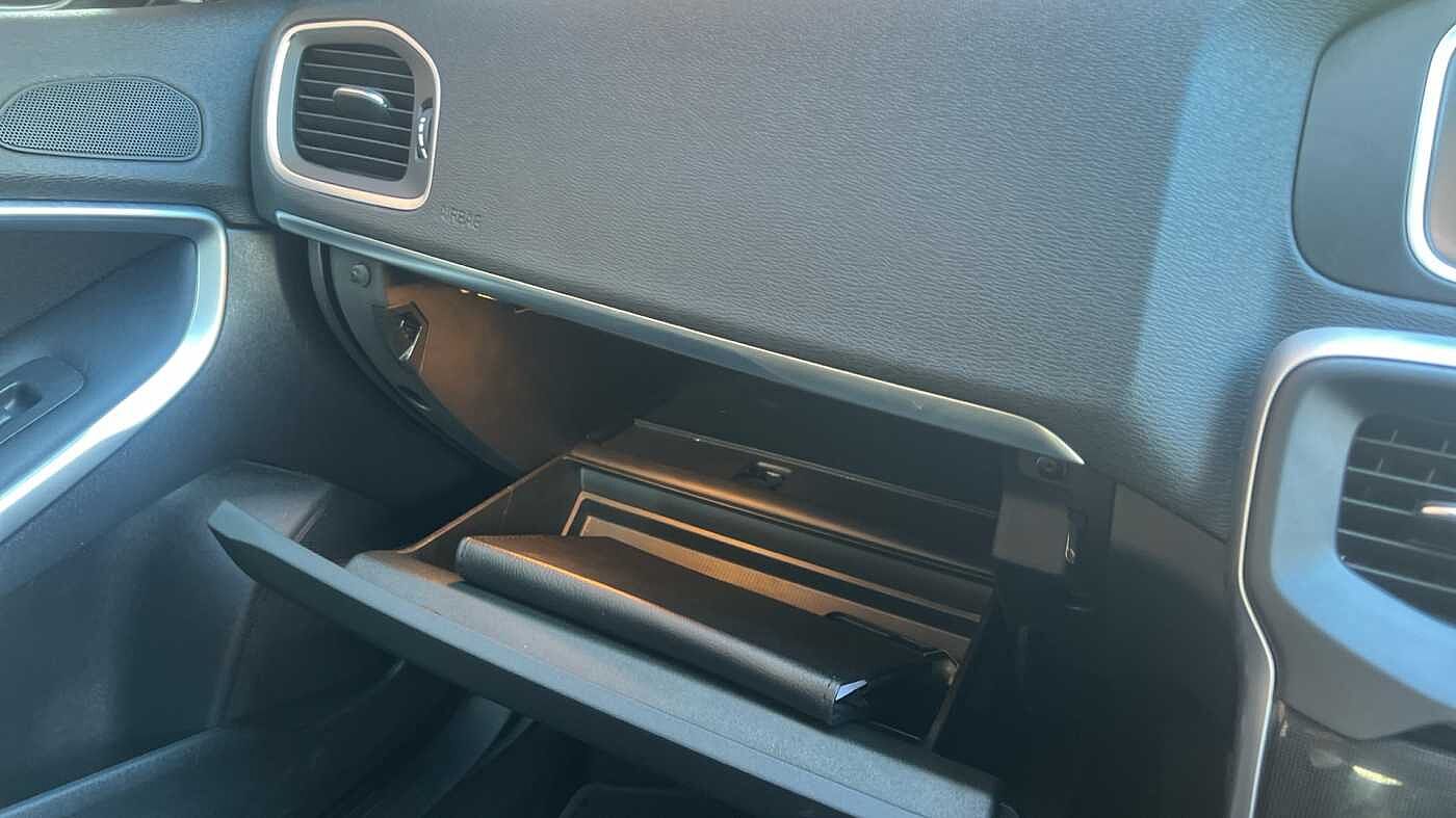 Volvo V40 T2 Momentum Manual