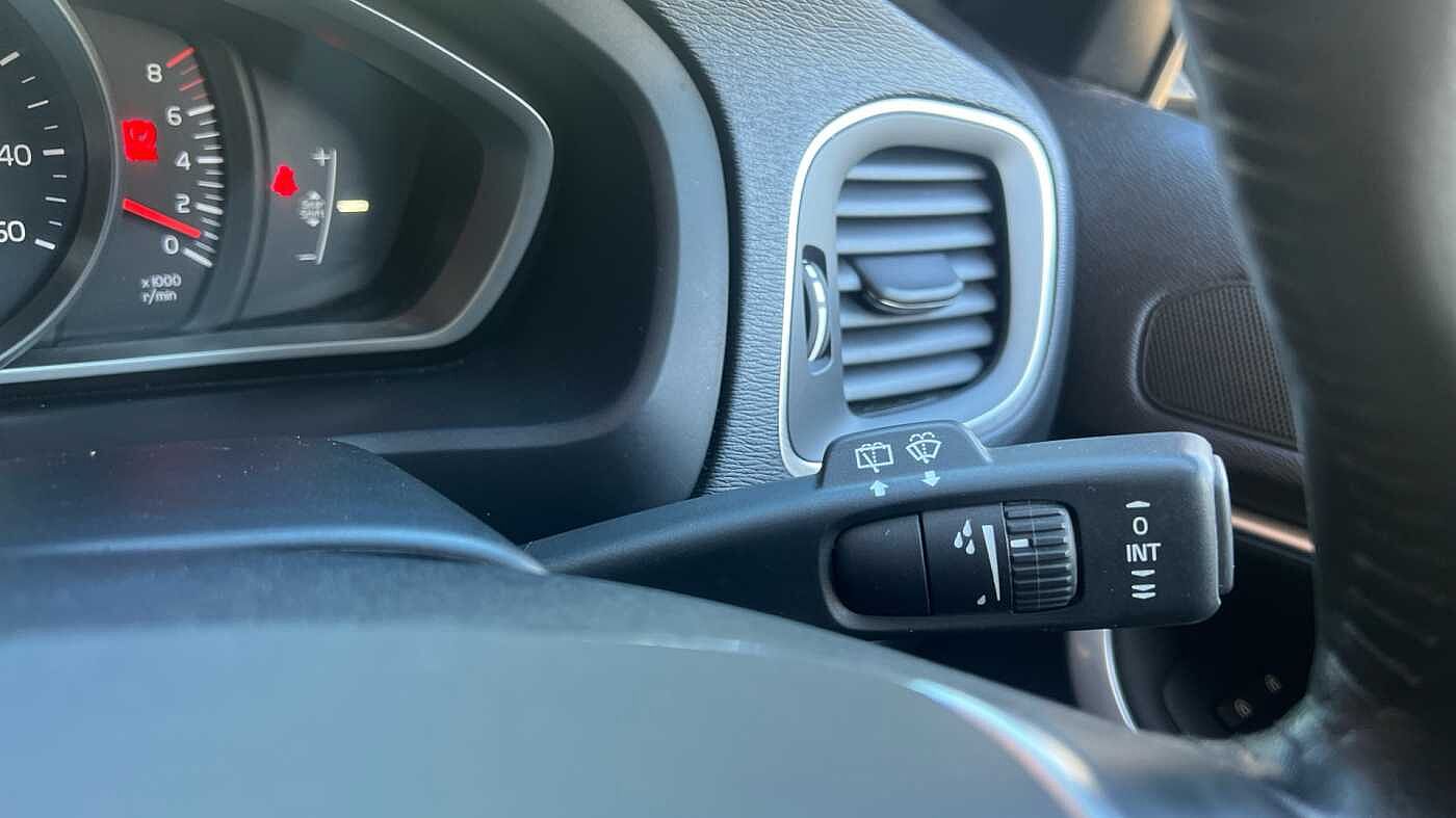 Volvo V40 T2 Momentum Manual