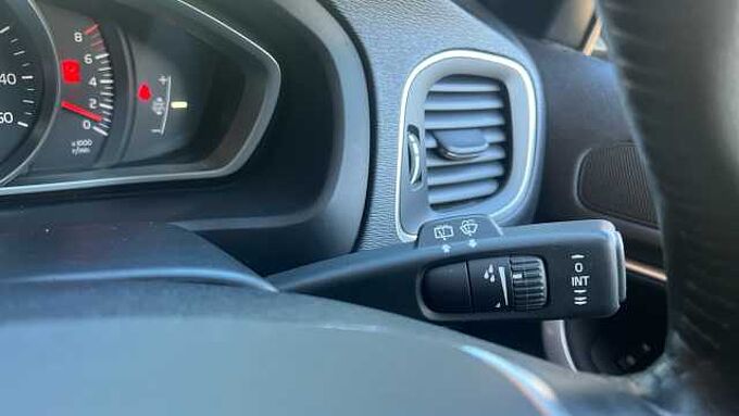 Volvo V40 T2 Momentum Manual