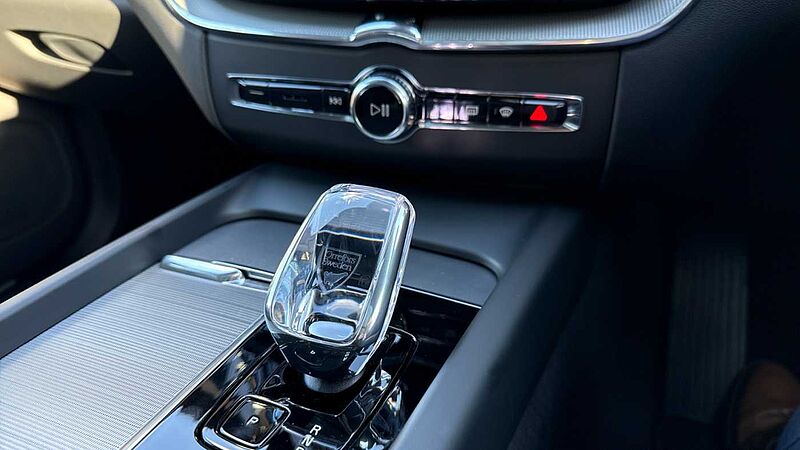 Volvo XC60 Black Edition Ultra, T8 AWD Plug-in hybrid, Electric/Petrol (Front Massage)