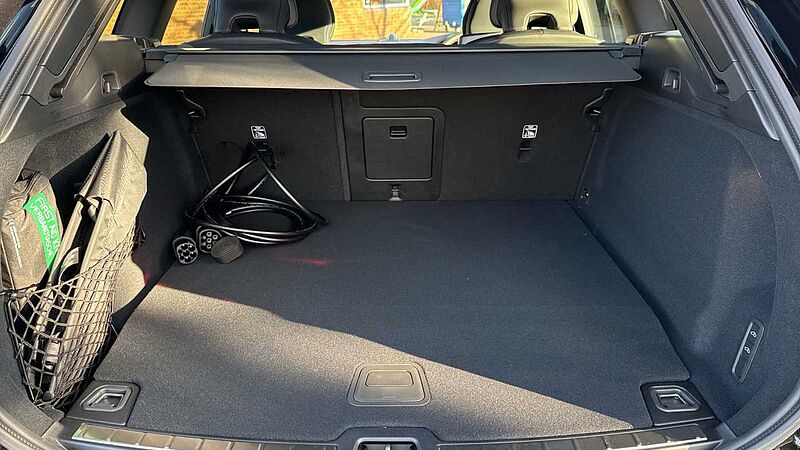 Volvo XC60 Black Edition Ultra, T8 AWD Plug-in hybrid, Electric/Petrol (Front Massage)