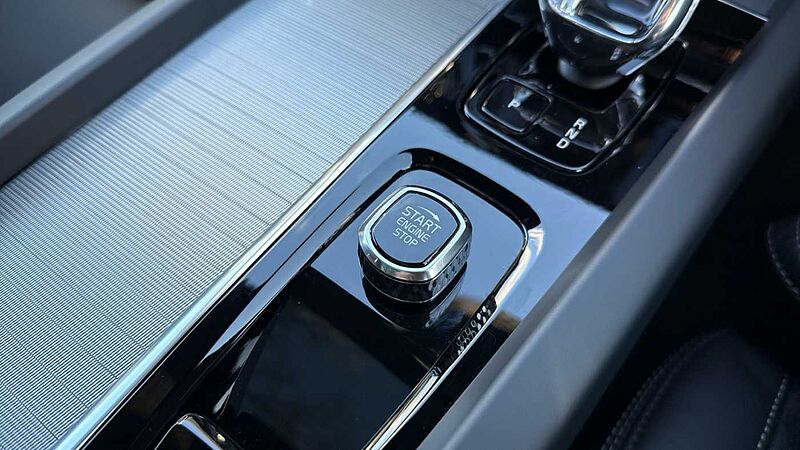 Volvo XC60 Black Edition Ultra, T8 AWD Plug-in hybrid, Electric/Petrol (Front Massage)