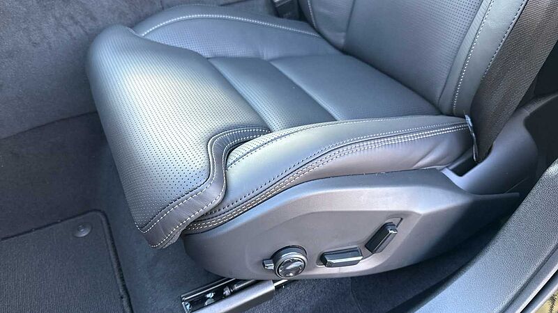 Volvo XC60 Black Edition Ultra, T8 AWD Plug-in hybrid, Electric/Petrol (Front Massage)