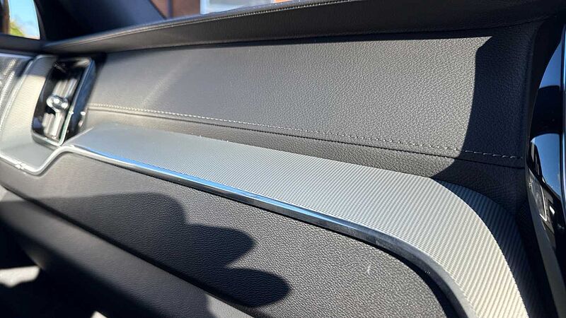 Volvo XC60 Black Edition Ultra, T8 AWD Plug-in hybrid, Electric/Petrol (Front Massage)