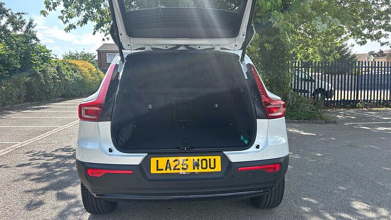 Volvo XC40 Ultra, B3 Mild hybrid, Petrol, Dark