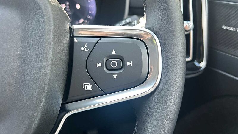 Volvo XC40 Ultra, B3 Mild hybrid, Petrol, Dark