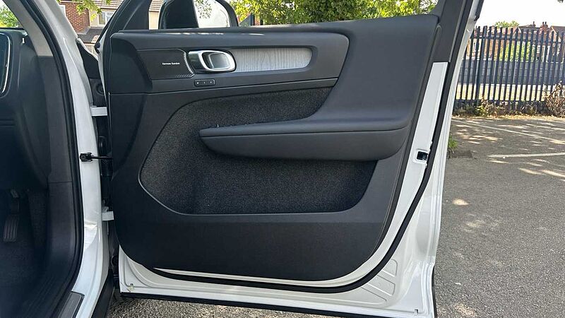 Volvo XC40 Ultra, B3 Mild hybrid, Petrol, Dark