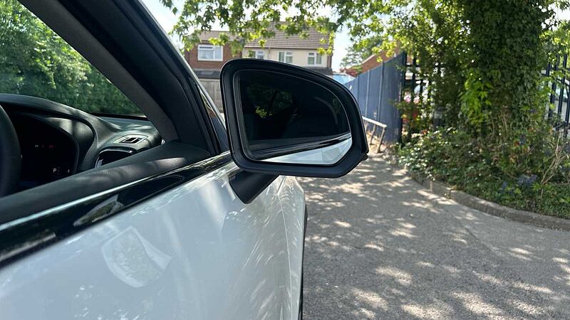 Volvo XC40 Ultra, B3 Mild hybrid, Petrol, Dark