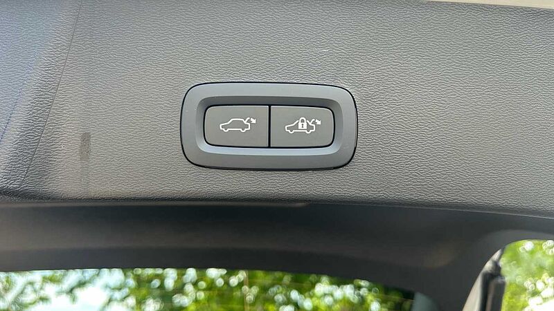Volvo XC40 Ultra, B3 Mild hybrid, Petrol, Dark