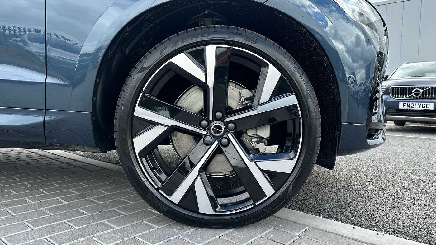 Volvo XC60 Ultra, T8 AWD Plug-in hybrid, Electric/Petrol, Dark ( 22' Alloys )