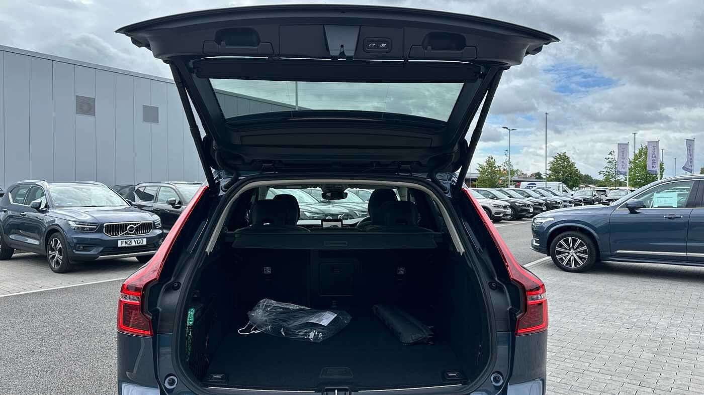 Volvo XC60 Ultra, T8 AWD Plug-in hybrid, Electric/Petrol, Dark ( 22' Alloys )