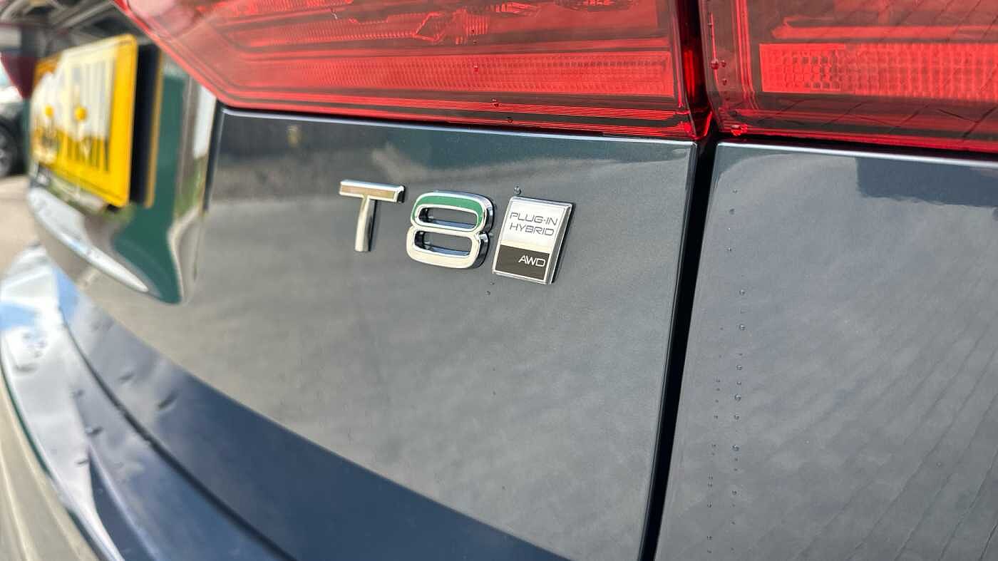 Volvo XC60 Ultra, T8 AWD Plug-in hybrid, Electric/Petrol, Dark ( 22' Alloys )