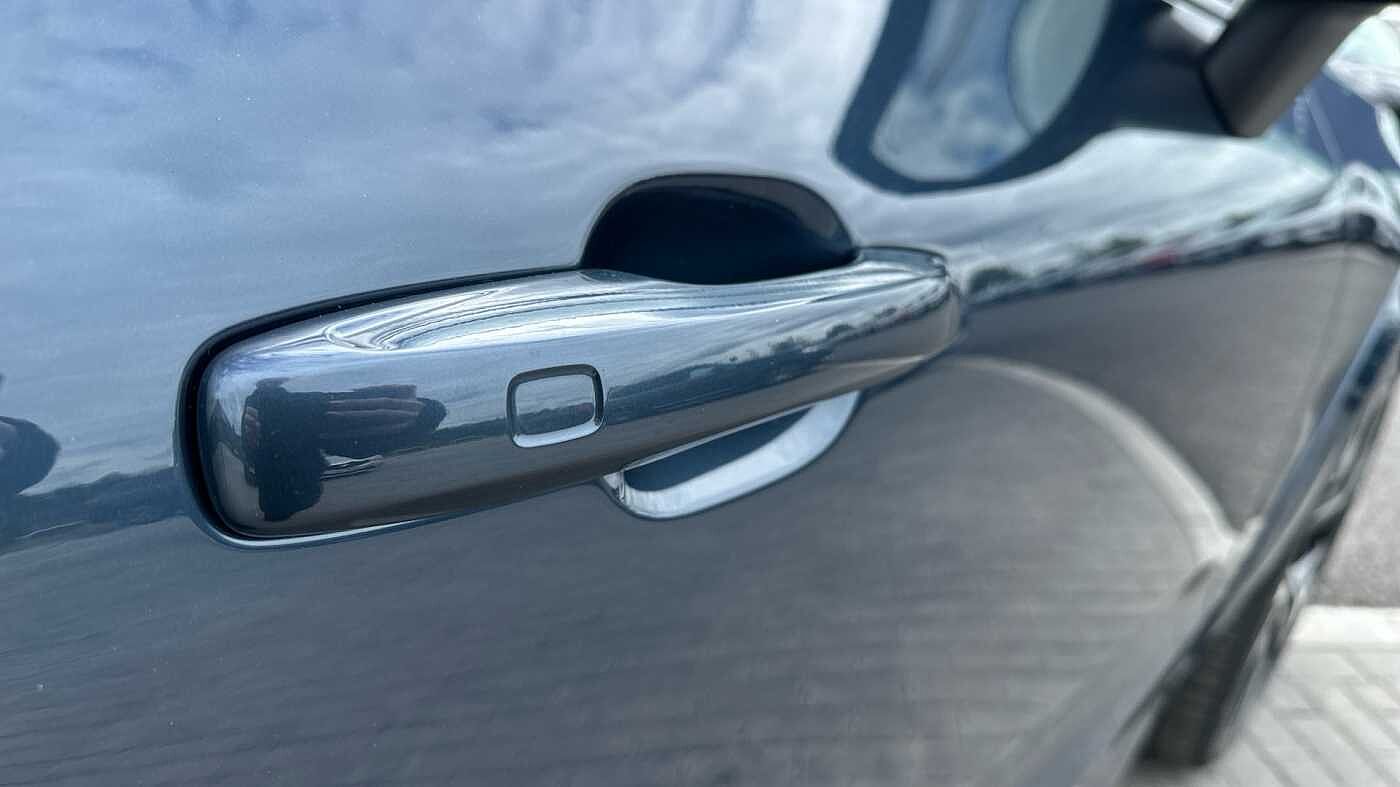 Volvo XC60 Ultra, T8 AWD Plug-in hybrid, Electric/Petrol, Dark ( 22' Alloys )