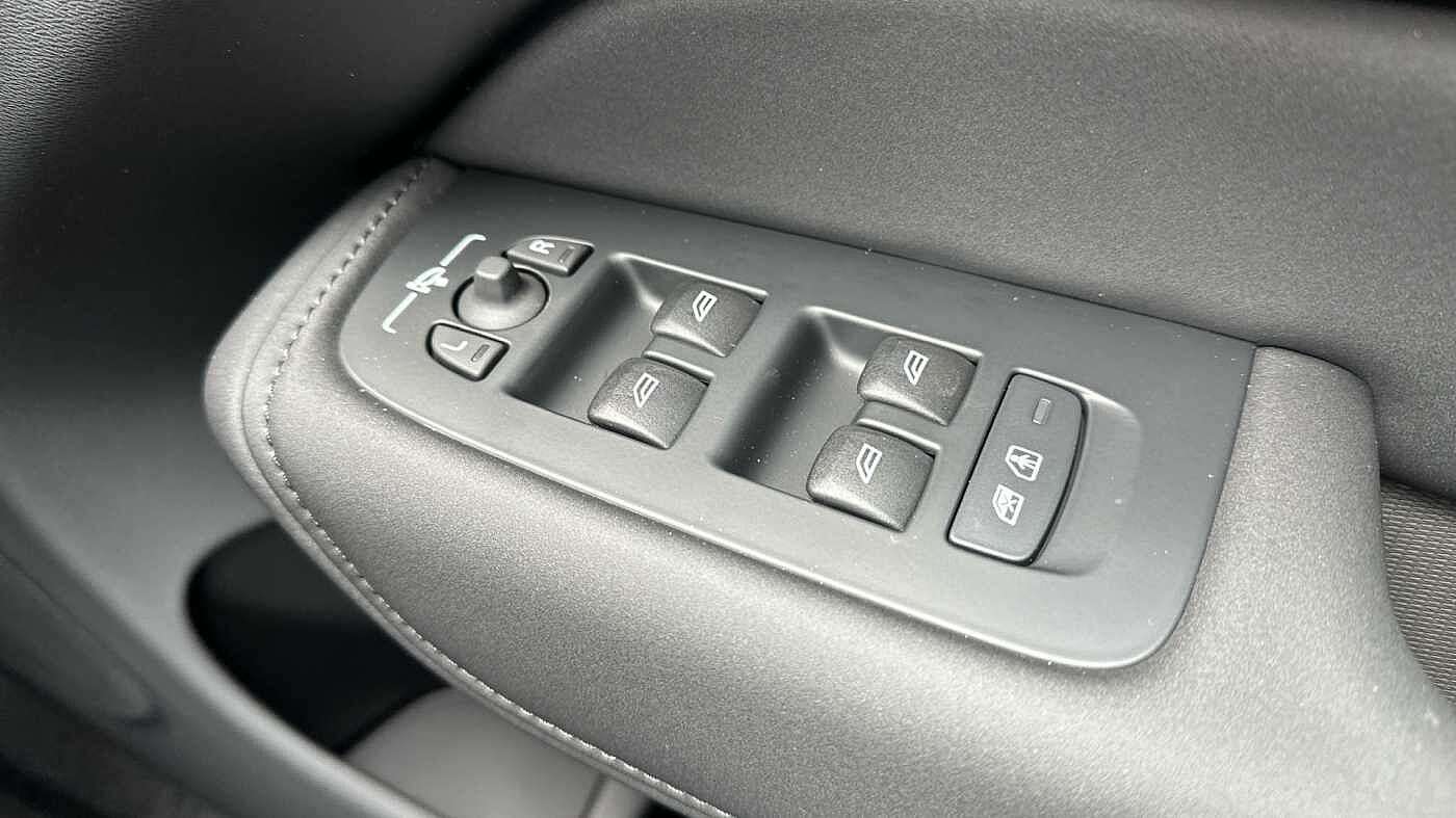 Volvo XC60 Ultra, T8 AWD Plug-in hybrid, Electric/Petrol, Dark ( 22' Alloys )