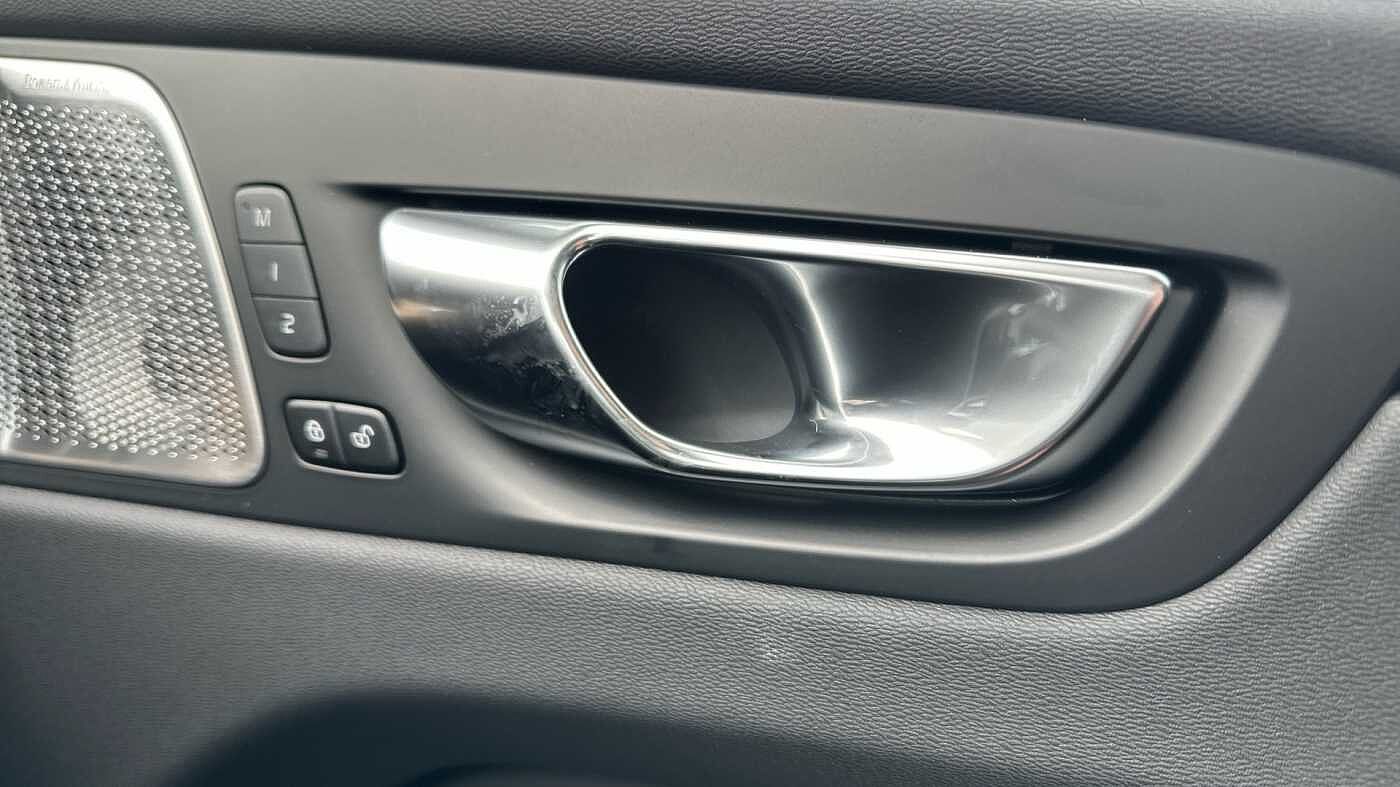 Volvo XC60 Ultra, T8 AWD Plug-in hybrid, Electric/Petrol, Dark ( 22' Alloys )