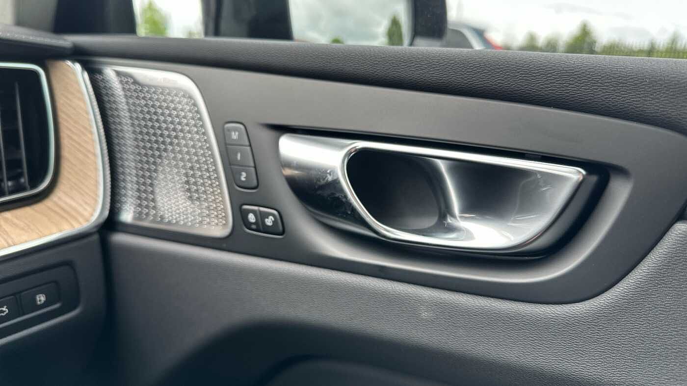 Volvo XC60 Ultra, T8 AWD Plug-in hybrid, Electric/Petrol, Dark ( 22' Alloys )