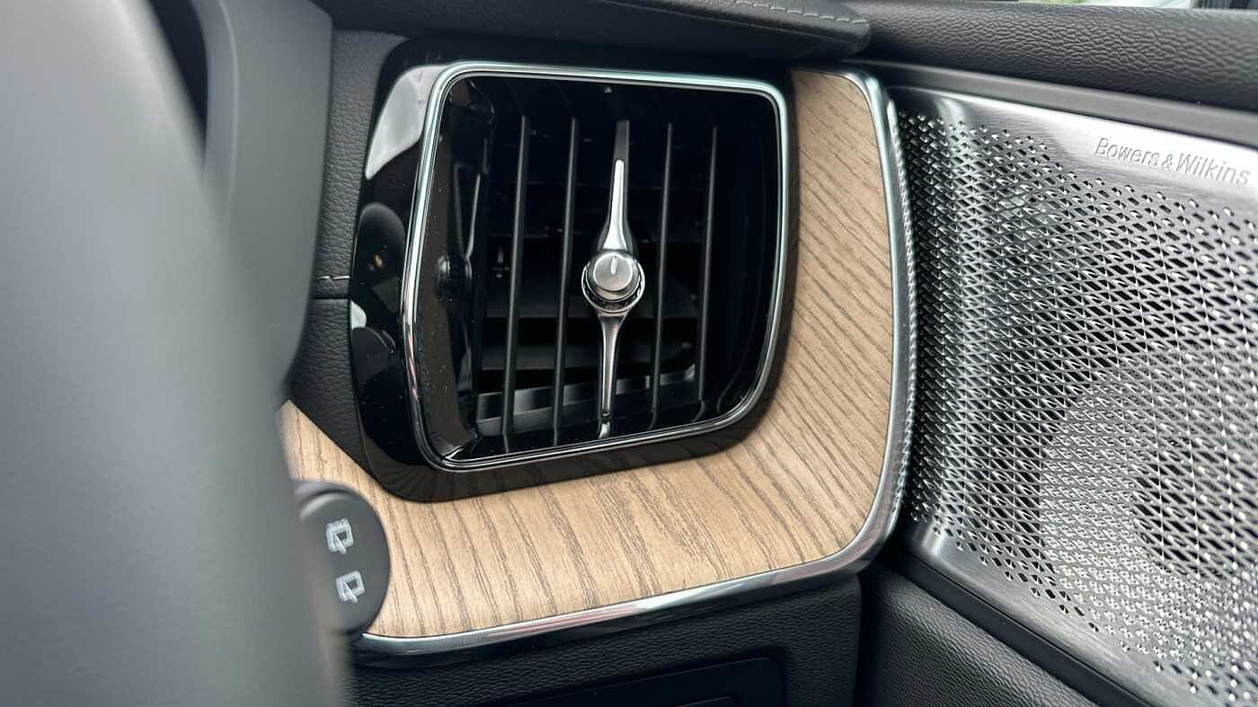 Volvo XC60 Ultra, T8 AWD Plug-in hybrid, Electric/Petrol, Dark ( 22' Alloys )