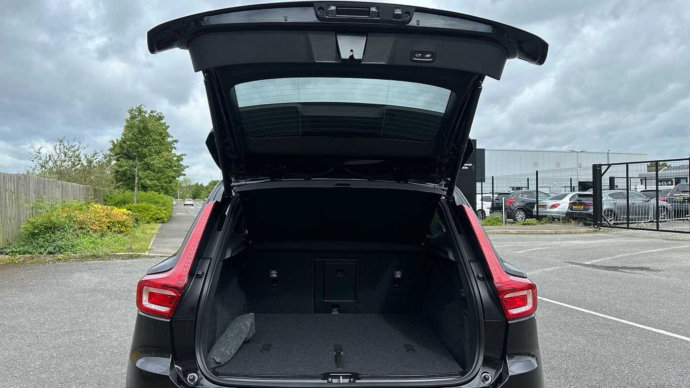 Volvo XC40 Ultra, B4 Mild hybrid, Petrol, Dark ( Blond Leather )