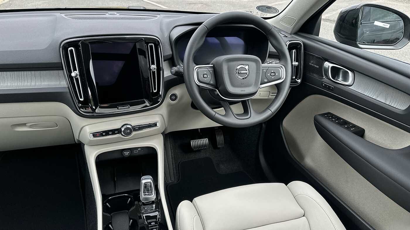 Volvo XC40 Ultra, B4 Mild hybrid, Petrol, Dark ( Blond Leather )