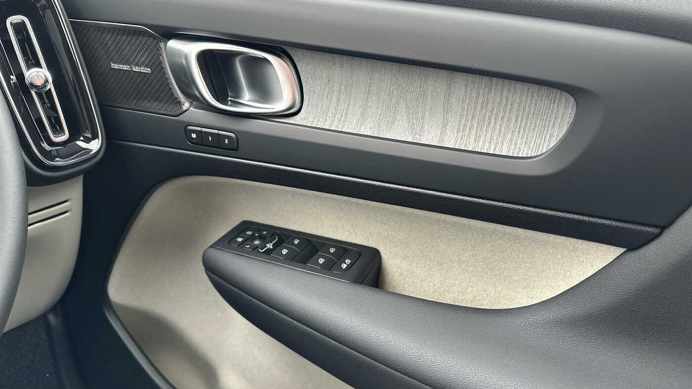 Volvo XC40 Ultra, B4 Mild hybrid, Petrol, Dark ( Blond Leather )