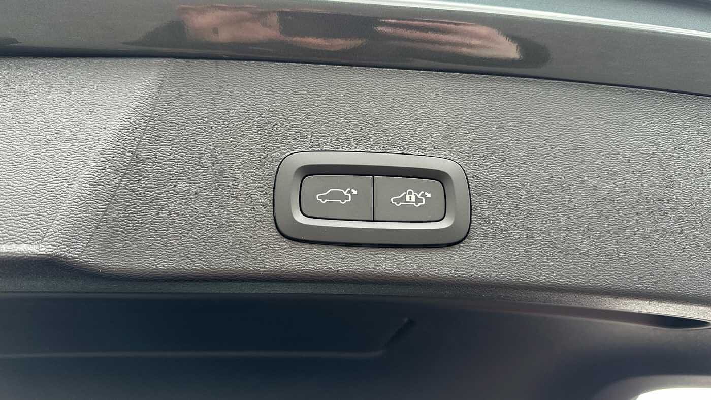 Volvo XC40 Ultra, B4 Mild hybrid, Petrol, Dark ( Forest Lake )
