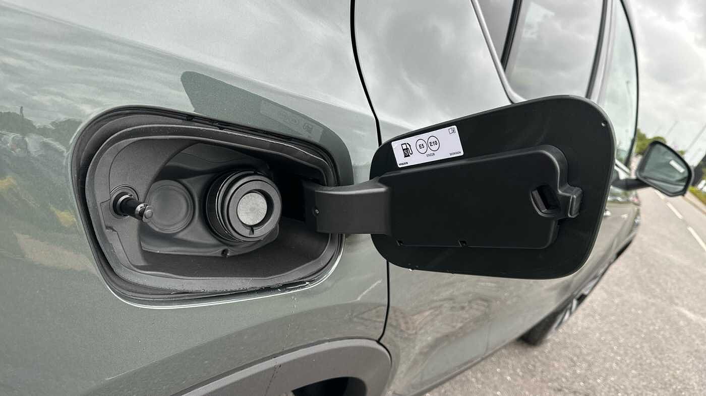Volvo XC40 Ultra, B4 Mild hybrid, Petrol, Dark ( Forest Lake )