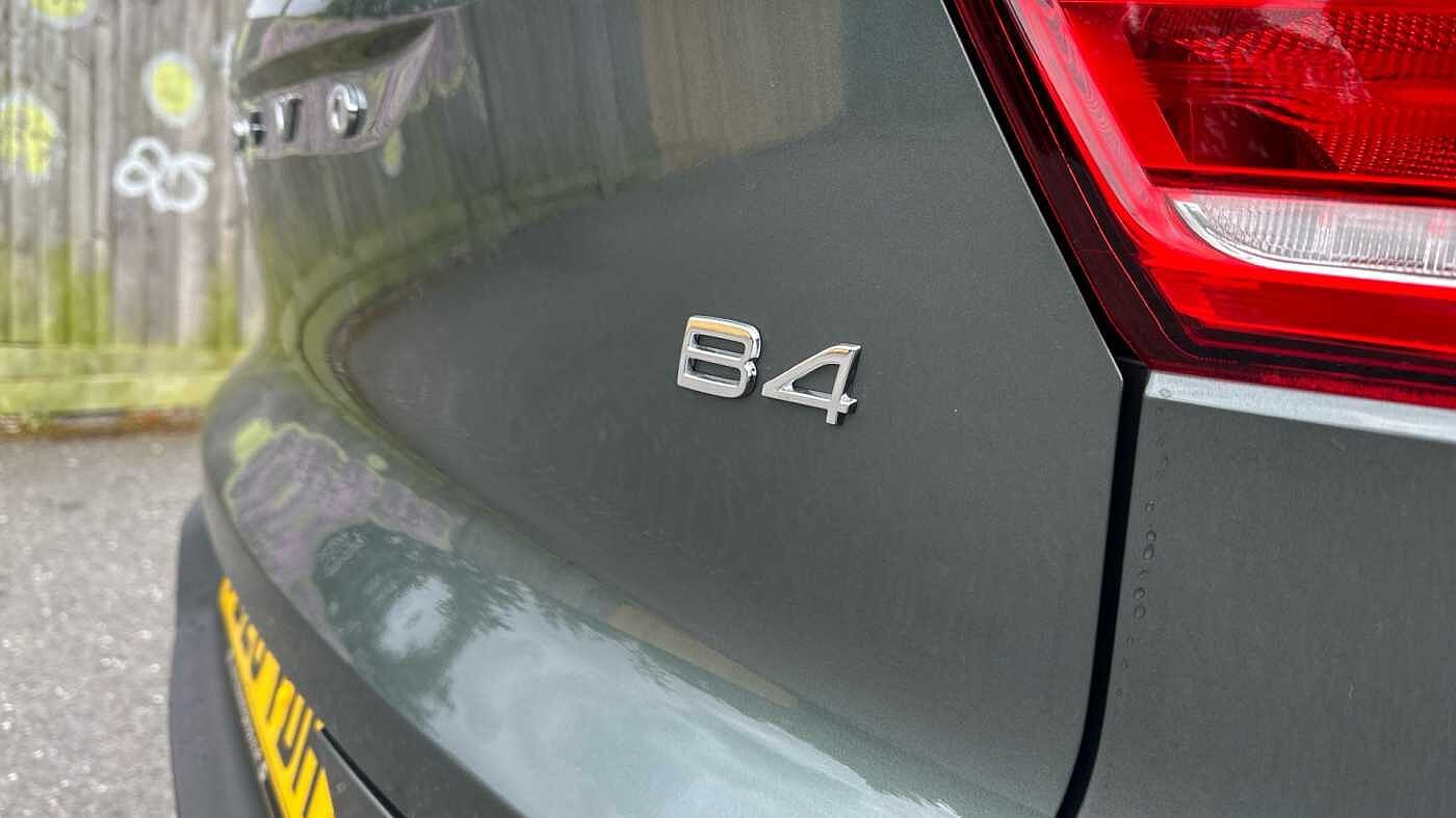 Volvo XC40 Ultra, B4 Mild hybrid, Petrol, Dark ( Forest Lake )