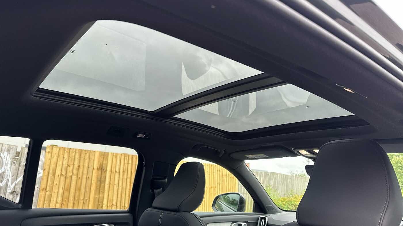 Volvo XC40 Ultra, B4 Mild hybrid, Petrol, Dark ( Forest Lake )