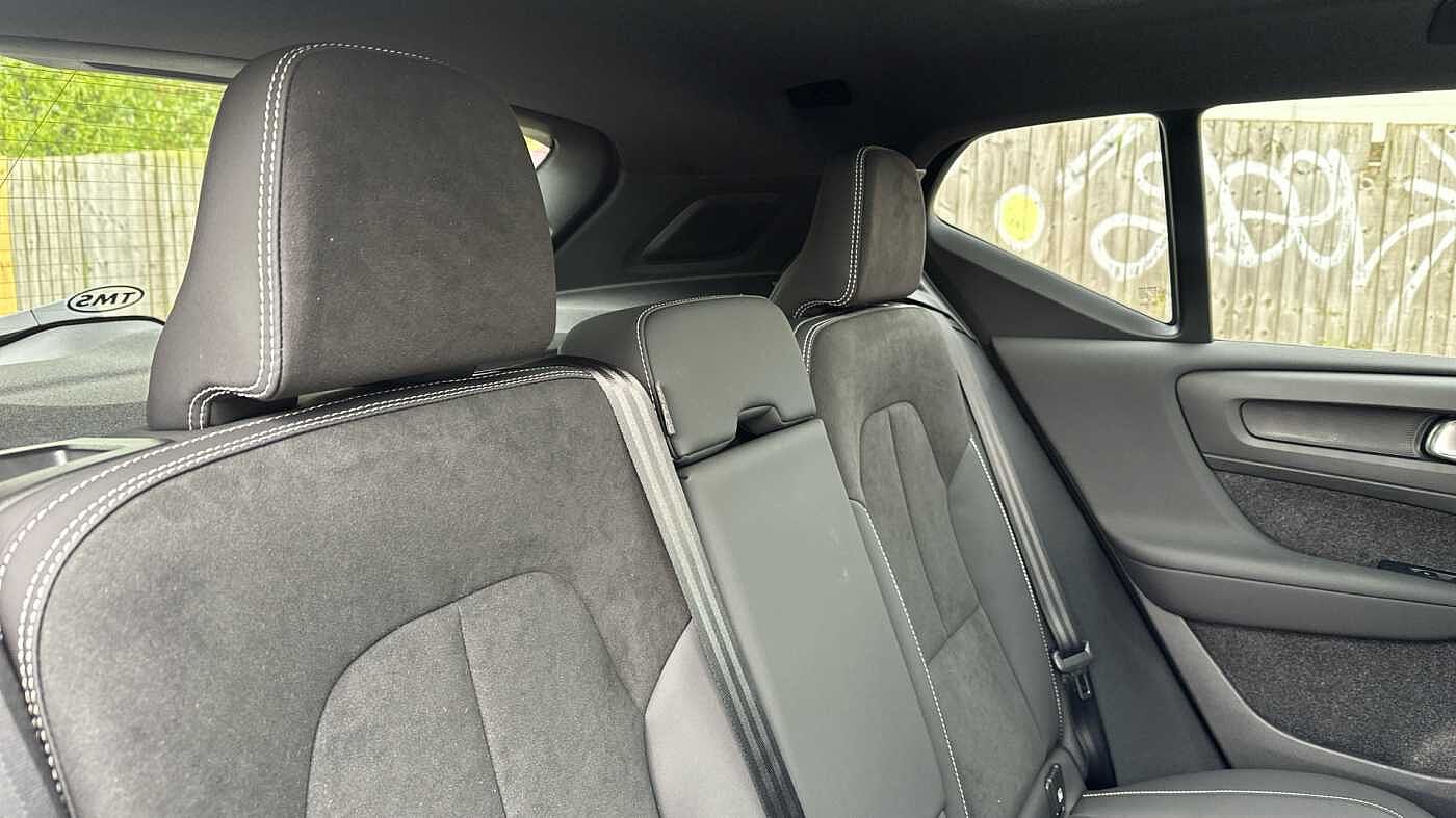 Volvo XC40 Ultra, B4 Mild hybrid, Petrol, Dark ( Forest Lake )