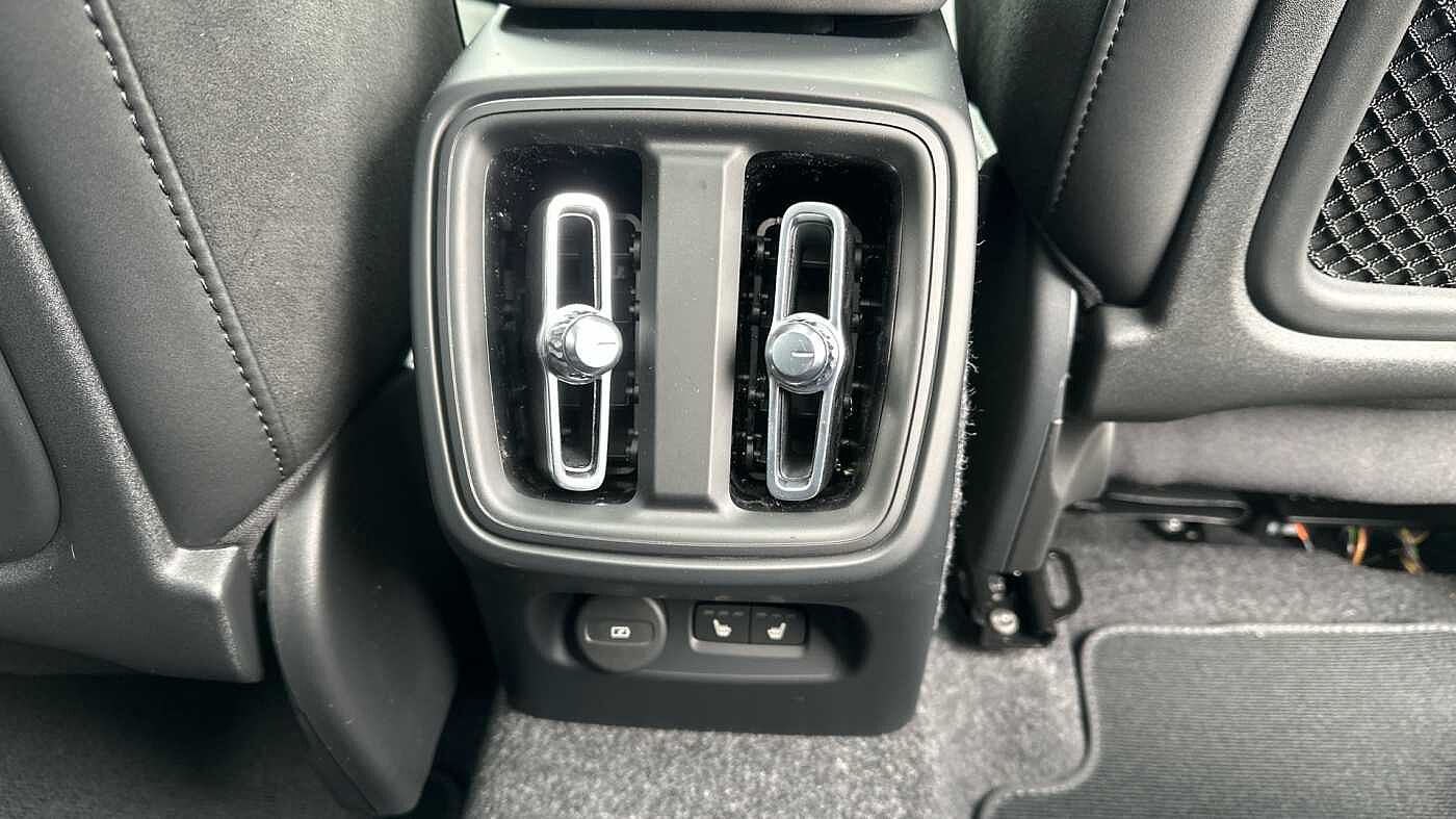 Volvo XC40 Ultra, B4 Mild hybrid, Petrol, Dark ( Forest Lake )