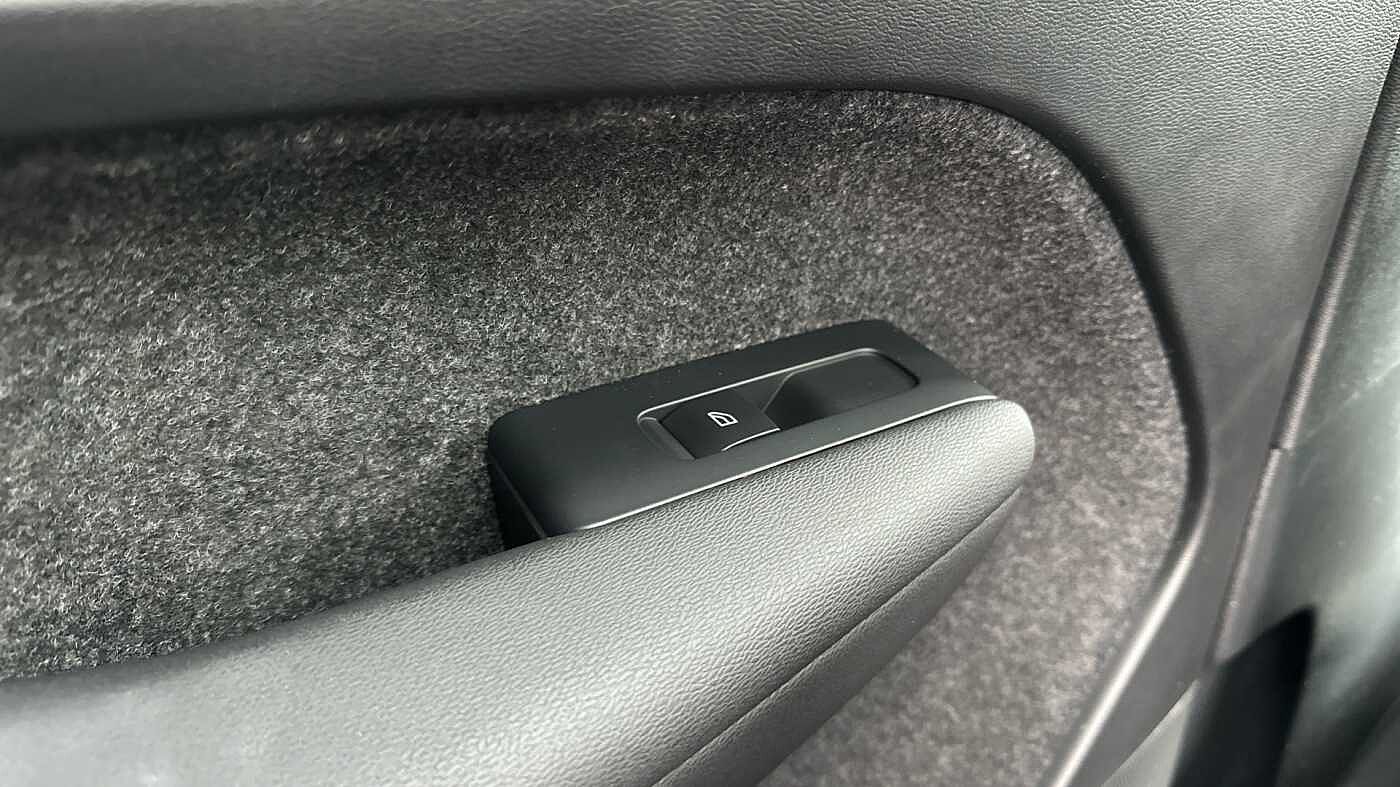 Volvo XC40 Ultra, B4 Mild hybrid, Petrol, Dark ( Forest Lake )