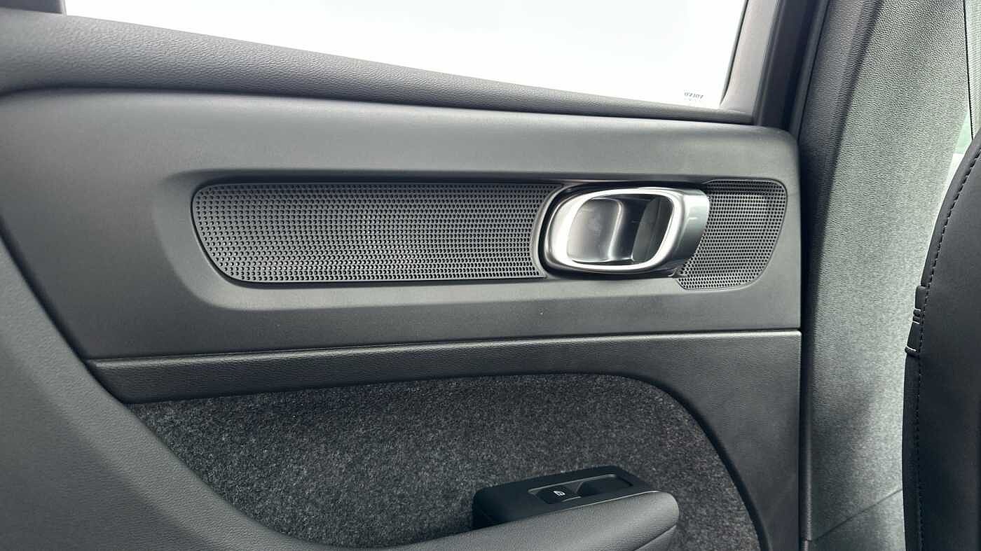 Volvo XC40 Ultra, B4 Mild hybrid, Petrol, Dark ( Forest Lake )