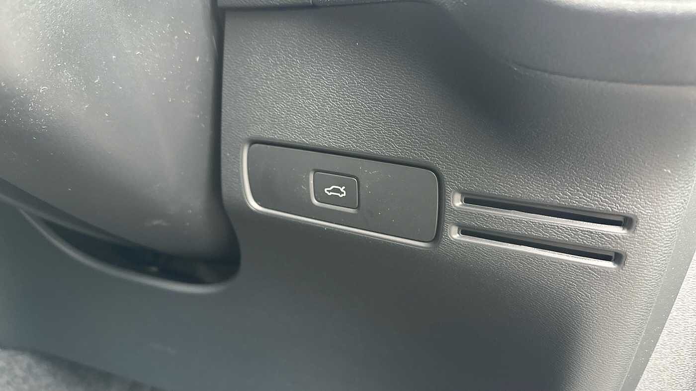 Volvo XC40 Ultra, B4 Mild hybrid, Petrol, Dark ( Forest Lake )