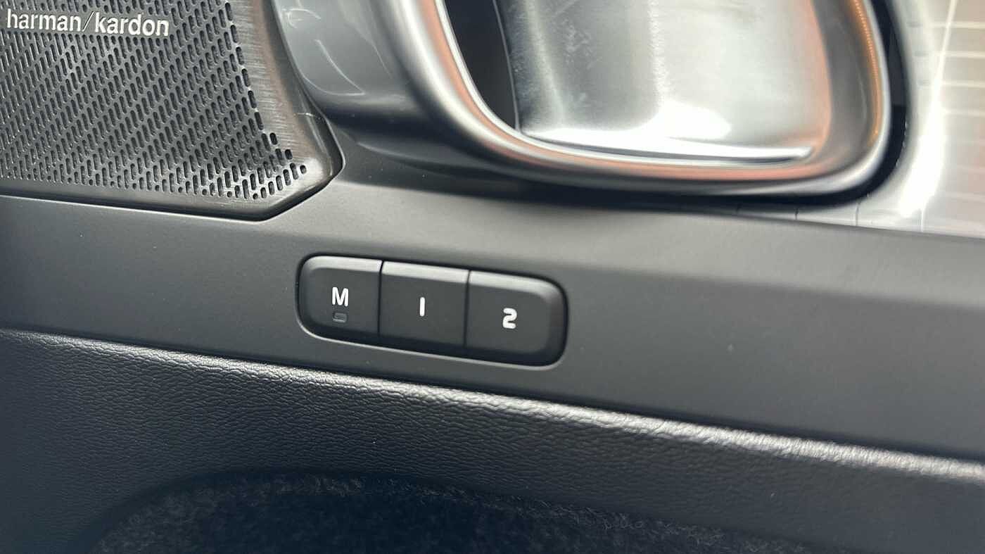 Volvo XC40 Ultra, B4 Mild hybrid, Petrol, Dark ( Forest Lake )